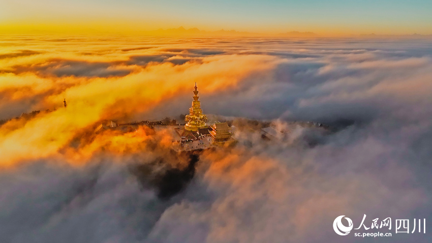 云海中的金頂。劉貴明攝