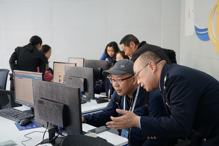 稅務干部解答納稅人咨詢。遂寧市稅務局供圖