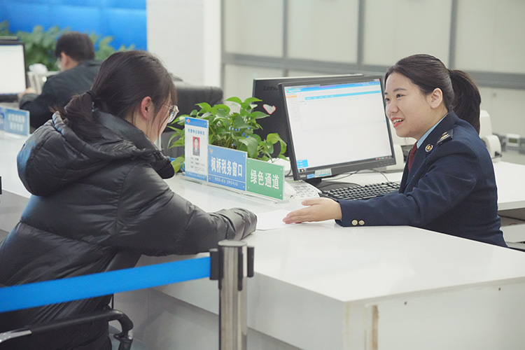 邀請特約監督員到辦稅服務廳“走流程”、提建議。遂寧市稅務局供圖