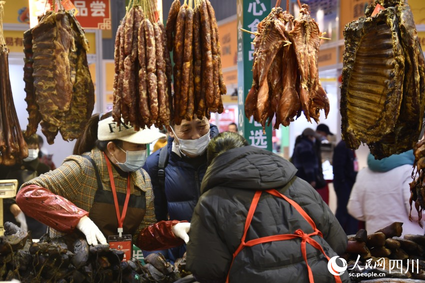 市民在年貨節上選購臘味。人民網記者 王洪江攝