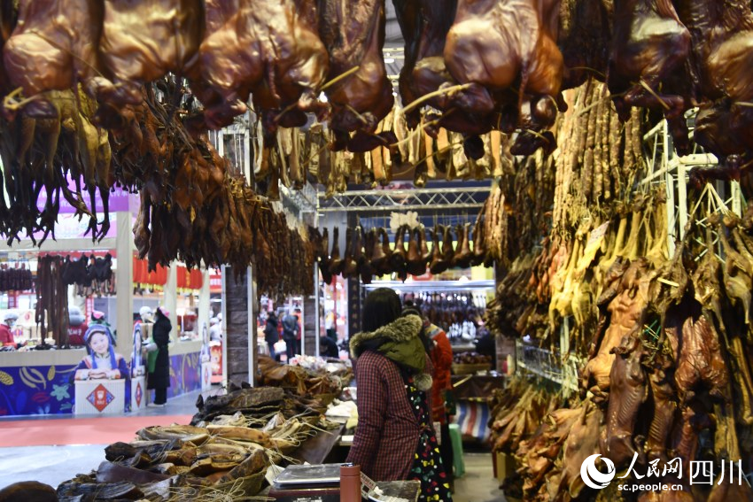 年貨節上的臘味產品。人民網記者 王洪江攝