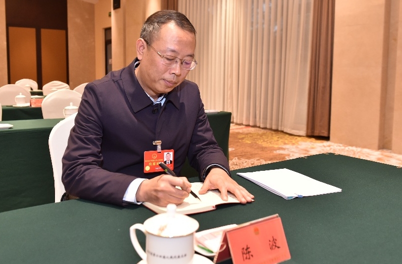 省人大代表陳波：加大對欠發達地區支持力度要深入開展城市有機更新工作，實施縣城“精修細補十項民生工程”，大力推進城市老舊管網更新改造，務實推進海綿城市建設。