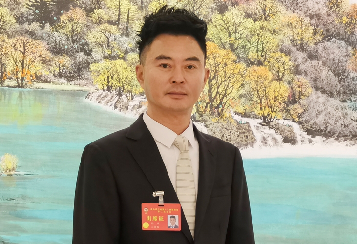 省政協委員邱偉：發展演藝經濟 助推四川文旅融合正在召開的四川省兩會上，省政協委員、域上和美集團董事長邱偉在調研分析四川文化演出事業的情況后，針對性地提出了建議。