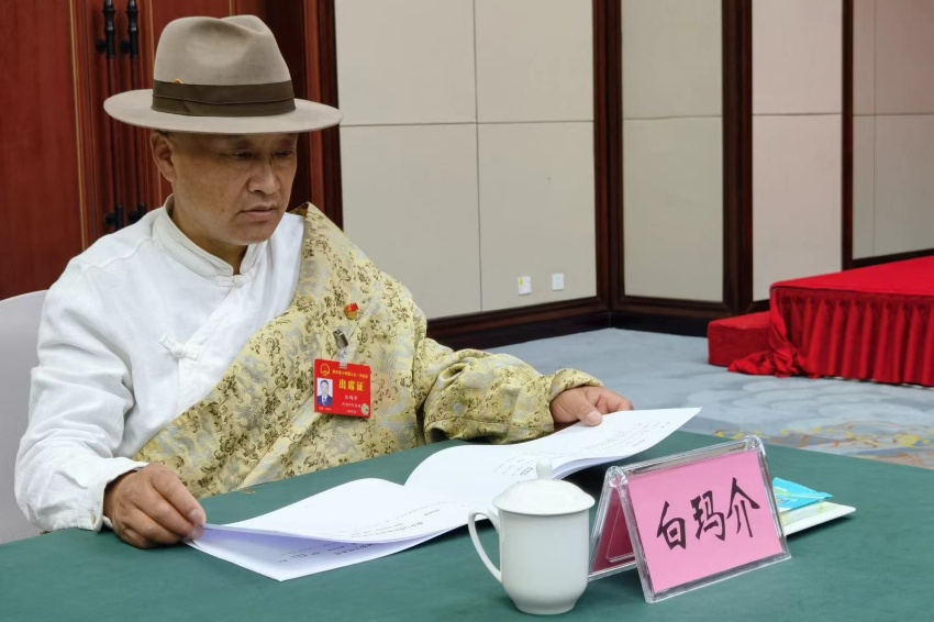 省人大代表白馬介、九寨溝縣漳扎鎮中查村老年協會會長白瑪介。受訪者供圖