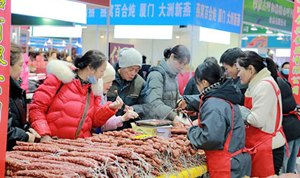    迎春節 備年貨 四川新春年貨購物節“臘味”十足      大紅燈籠掛起來，祥龍醒獅舞起來......隨著春節臨近，過年的儀式感撲面而來。1月23日，“第27屆四川新春年貨節購物節”在四川成都開幕。本屆年貨節將持續至2月4日?！驹敿殹?   
