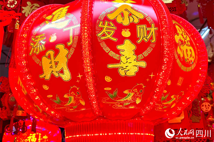 仁壽城區掛滿大紅燈籠。潘建勇攝