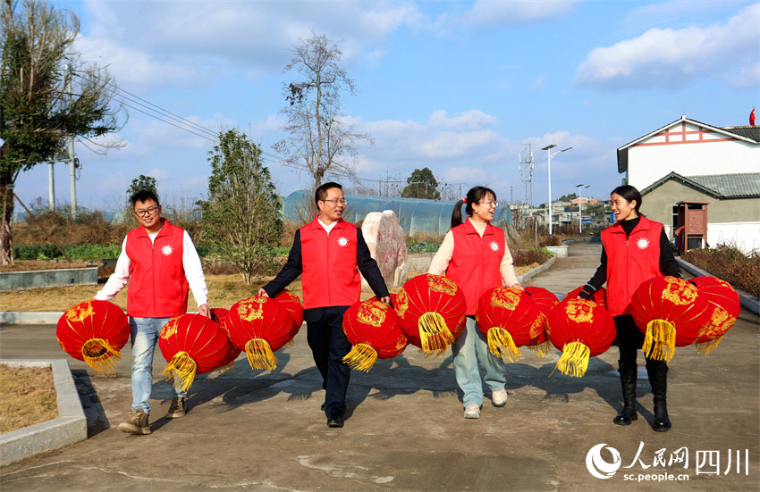 黨員志愿者給群眾送燈籠。潘建勇攝