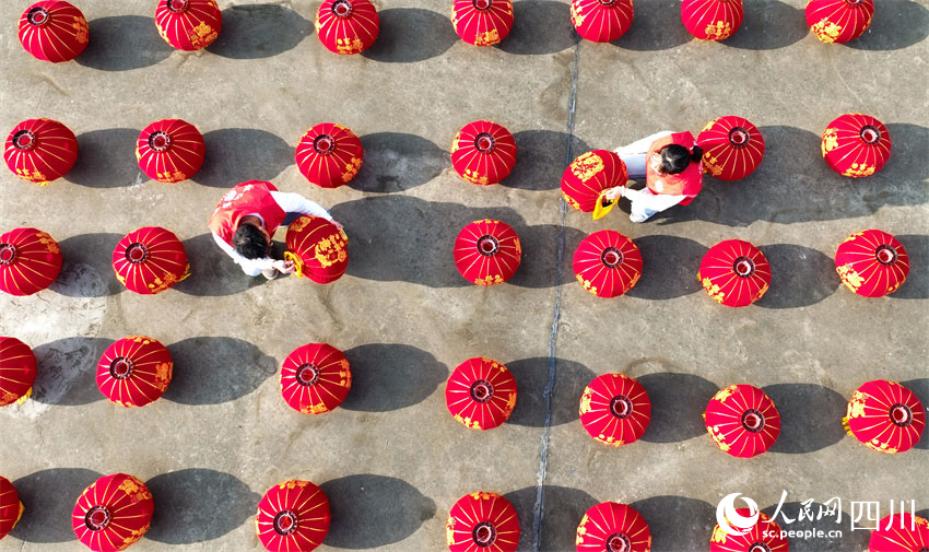 黨員志愿者整理燈籠。潘建勇攝