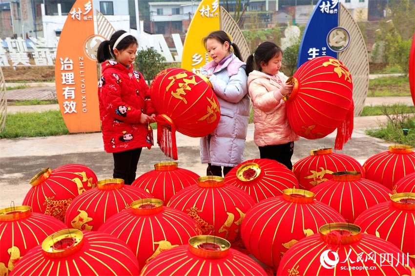 小朋友正在看燈籠。潘建勇攝