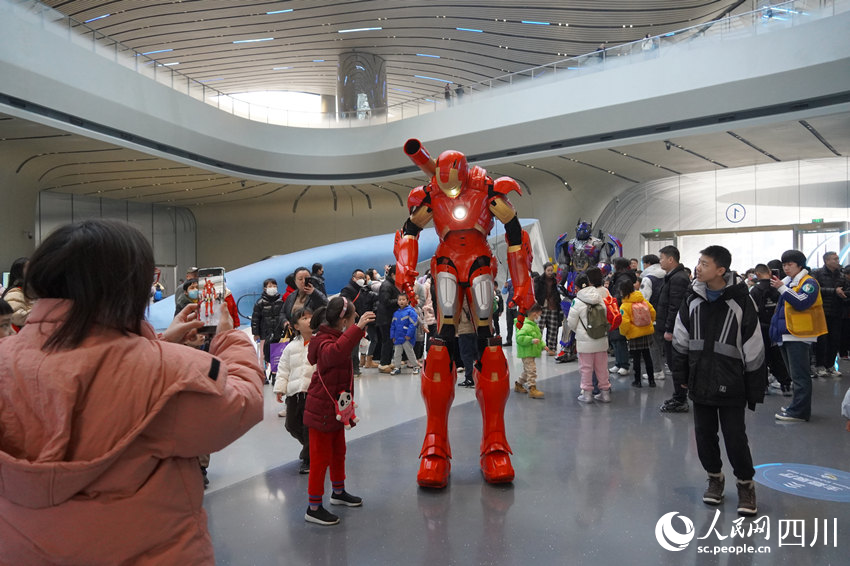 科幻主題表演秀。郭芯屹攝