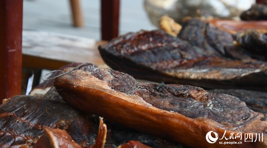 擺在石椅村羌寨廣場售賣的臘肉。人民網記者 王洪江攝