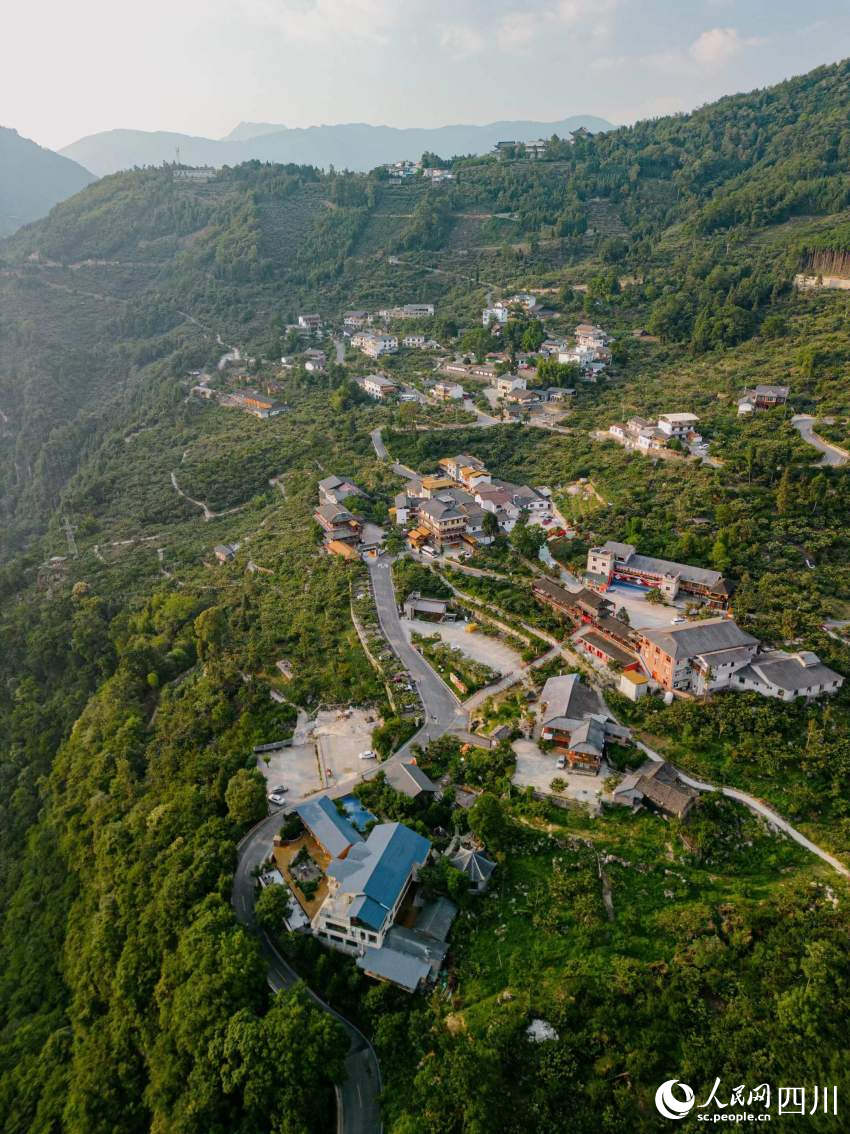 航拍石椅村。人民網記者 張若涵攝