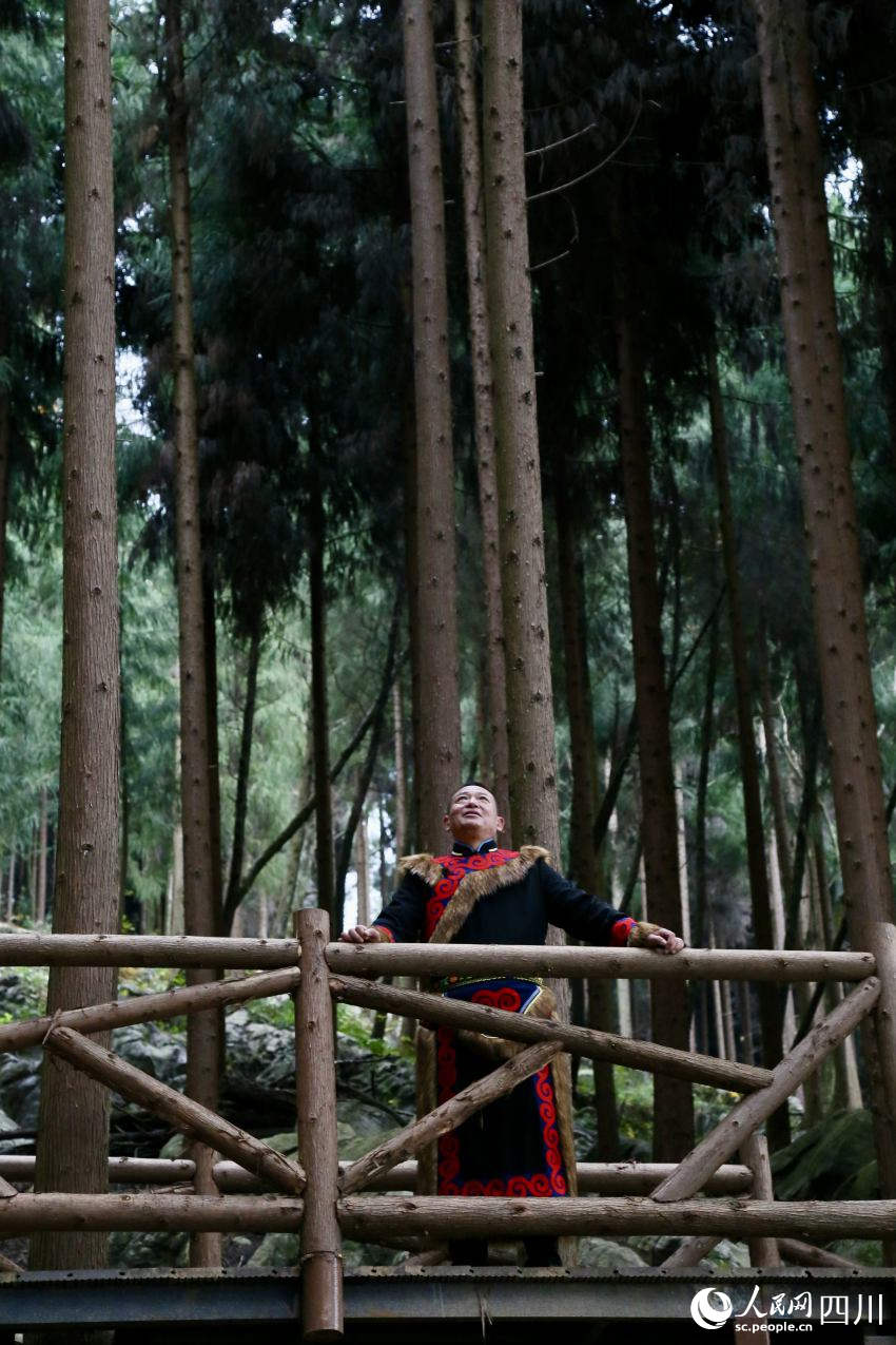 正在看“林海石源”項目進度的陳愛軍。人民網記者 朱虹攝