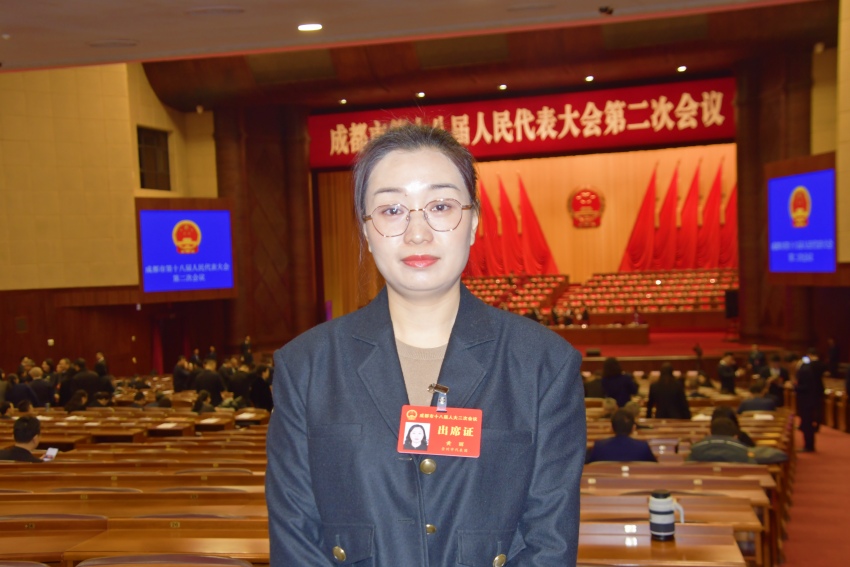 成都市人大代表黃麗。人民網記者 王洪江攝