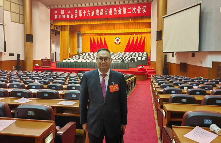 龔顯春在政協會議會場。受訪者供圖