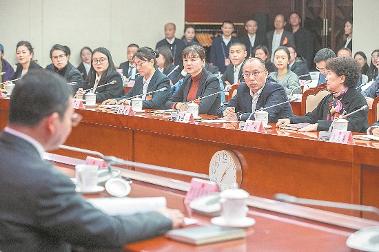 帶著問題的答案一線的訴求 滿載而歸“我有一個關于大運會場館后續利用的問題?！薄拔蚁雴枂柸绾芜M一步提振民營經濟的信心?！?月1日晚，成都市第十八屆人民代表大會第二次會議“代表·局長面對面”咨詢交流會舉行。