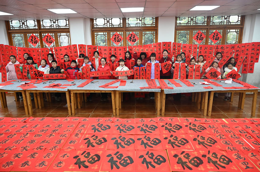 墨香送祝福。蘭自濤攝