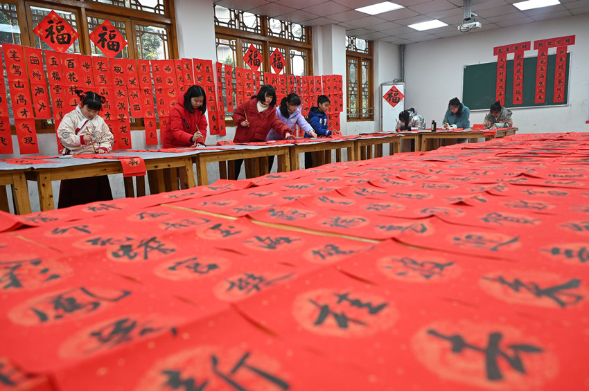 為社區居民書寫春聯和“?！弊?。蘭自濤攝