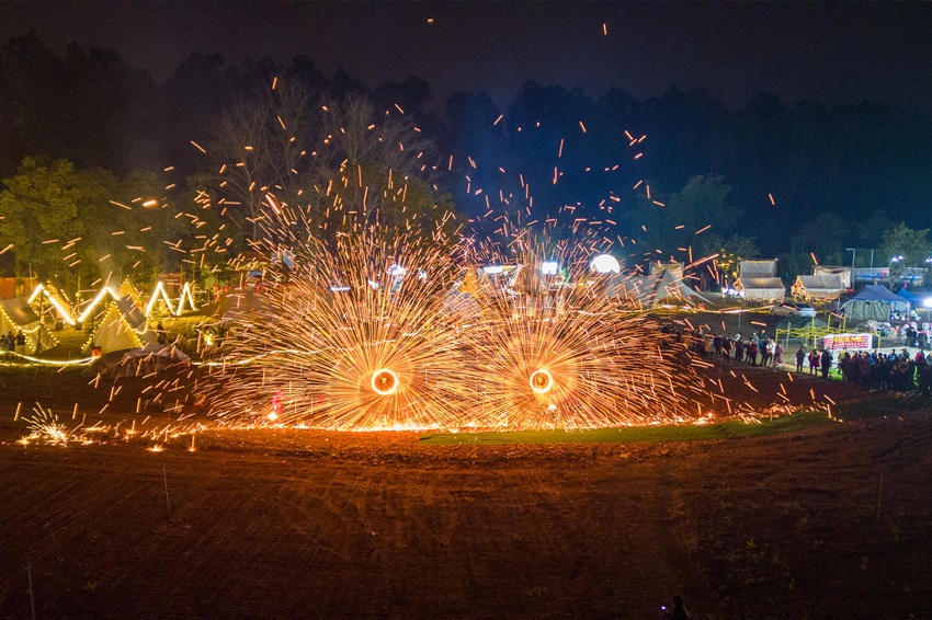 2月1日，傳統匠人在眉山市彭山區金燭村的萬家水碾夜市為群眾表演國家級非遺“打鐵花”。翁光建攝