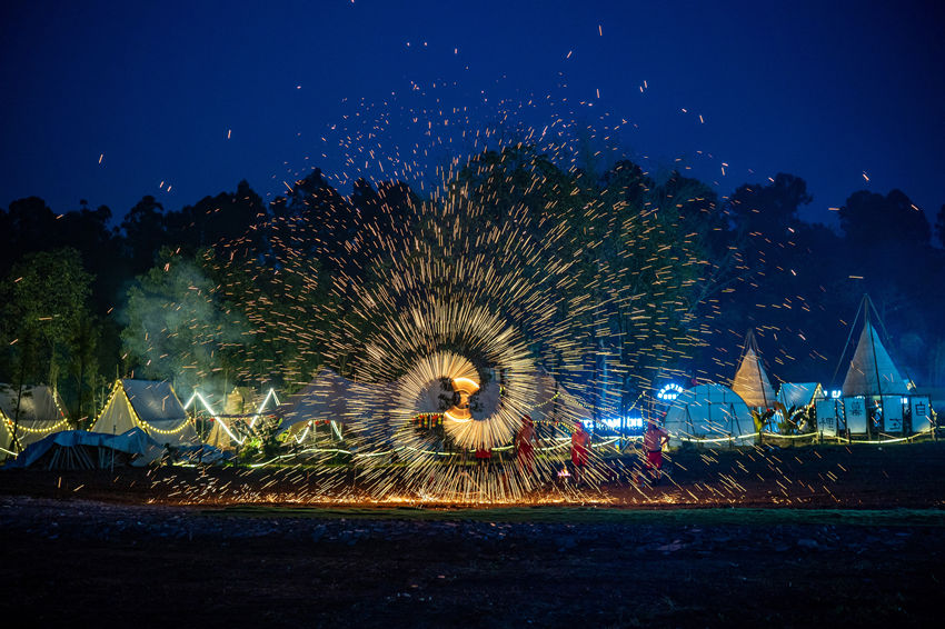 2月1日，傳統匠人在眉山市彭山區金燭村的萬家水碾夜市為群眾表演國家級非遺“打鐵花”。翁光建攝