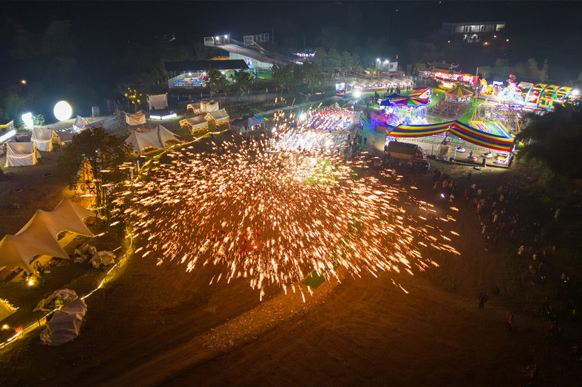 2月1日，傳統匠人在眉山市彭山區金燭村的萬家水碾夜市為群眾表演國家級非遺“打鐵花”。翁光建攝