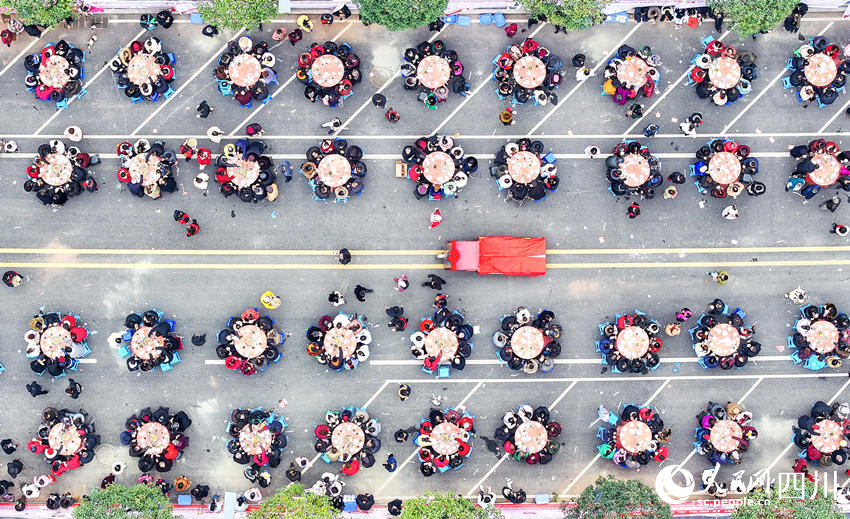 長街壩壩宴。李貴平攝