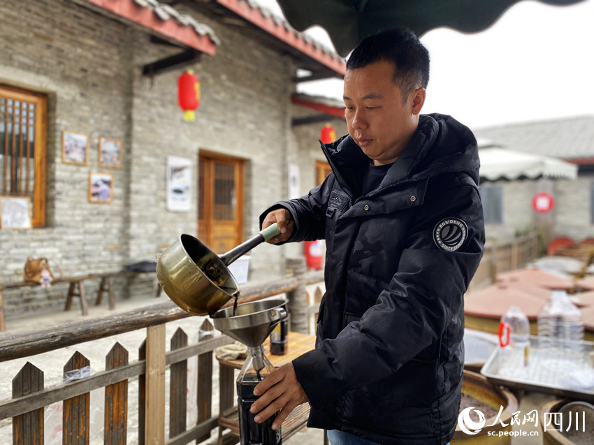 在醬油坊忙碌的劉暢。人民網 王凡攝