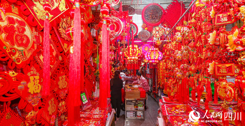 各類新年飾品吸引市民前來選購。牟科攝