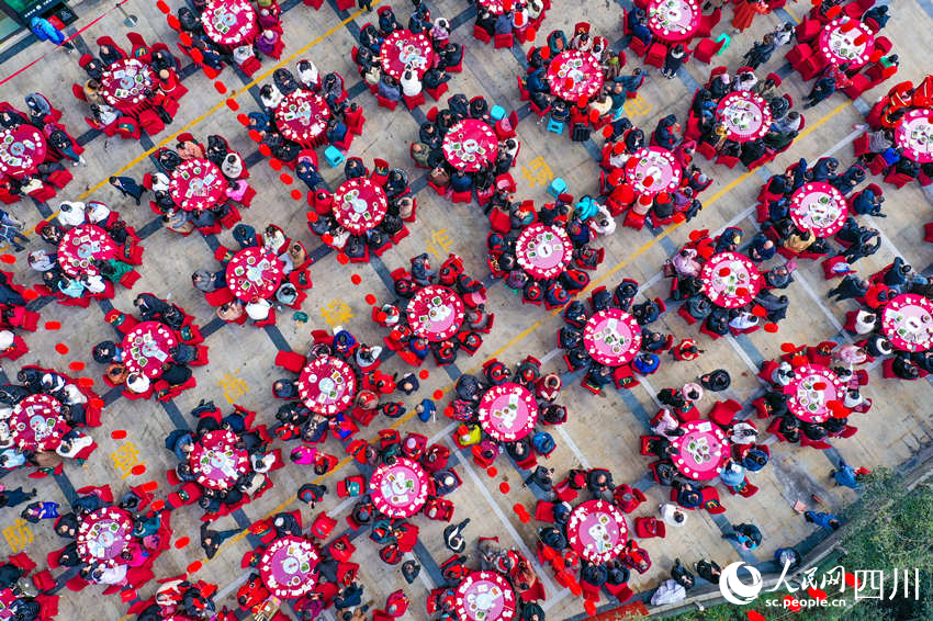 社區舉行的迎新春壩壩宴團年活動。牟科攝