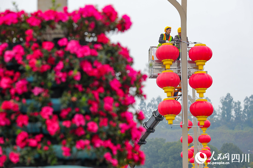 一盞盞象征喜慶、團圓的紅燈籠，成為城市一道靚麗風景線。牟科攝