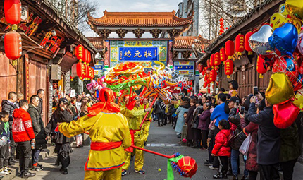    千龍千獅鬧新春 四川1900項活動助你歡喜過大年      2024年春節期間，四川將集中推出“千龍千獅鬧新春 歡歡喜喜過大年”春節主題文化和旅游活動，包括“文化迎春 藝術為民”“春到萬家”“非遺過大年”“旅游迎春 休閑過年”“惠企樂民 歡度新春”“百館聯動過大年”“歡樂春節”7大板塊27個系列1900余項活動?！驹敿殹?   