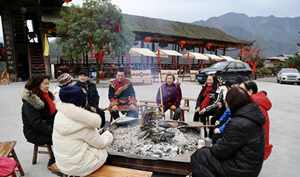    向“更好的樣子”邁進 石椅村定了4個“小目標”      春節前夕，記者再訪四川省綿陽市北川羌族自治縣石椅村。臘月的石椅村，處處透著年味。石椅羌寨廣場的土特產攤位，吸引了一撥又一撥游客。攤位上，一節節香腸臘肉和農副產品分外誘人。【詳細】    