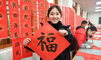    四川內江：小手寫春聯 墨香送祝福      春節臨近，四川省內江市東興區文明辦和文化館開展“小手寫春聯 墨香送祝?！敝驹阜栈顒?，組織轄區學校書法興趣小組的“小書法家”走進東興老街，為社區居民義務書寫春聯和“?！弊?，送去真摯的新春祝福?！驹敿殹?   