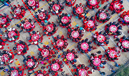    煙火滿瀘州 已是年味濃      大紅的燈籠掛起來，多樣的年貨備起來，美味的黃粑蒸起來……進入臘月，年的腳步越來越近，四川省瀘州市家家戶戶準備過年的氛圍凝結成一個“濃”字，人們忙碌著，也幸福著?！驹敿殹?   