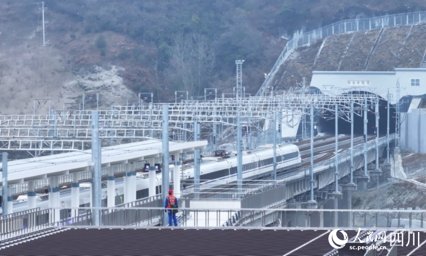 被雪覆蓋的茂縣車站。張能攝