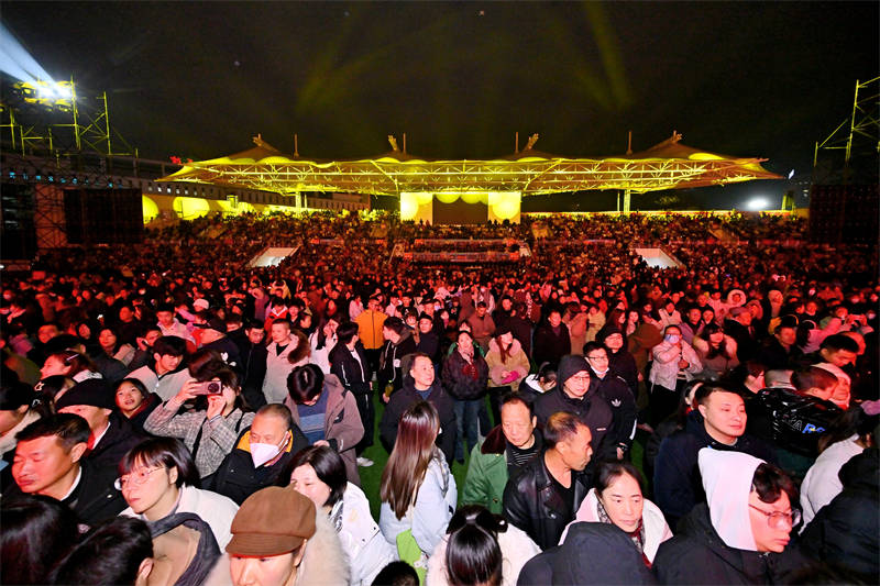 “榮”耀中國節2024榮縣春節聯歡晚會活動現場，現場氛圍熱鬧。主辦方供圖