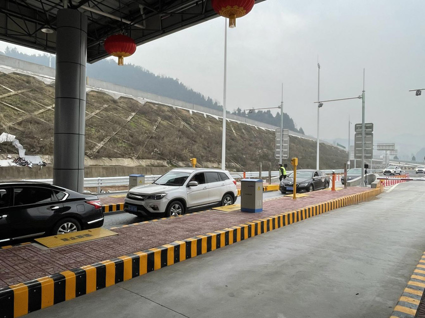 車輛有序排隊進入收費站。蒼溪縣委宣傳部供圖