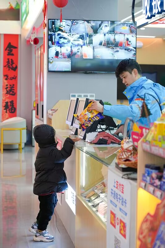 “哥哥，我要這個薯片！”“好嘞！小朋友拿好哦～新年快樂！”在中石油南充公司順慶濱江數字綜合能源站，非油巴員繆路瑤正微笑著將商品遞給收銀臺前的小朋友。新春將至，該站便利店內顏色鮮艷的包裝袋配合可愛喜慶的裝飾，烘托出濃濃的節日氛圍。員工們鼓足精神，熱情洋溢的笑容更是成為“點睛之筆”，讓客人享受溫暖服務。趙月攝