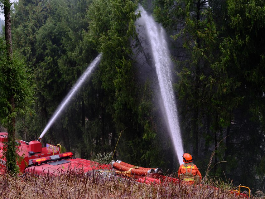 成都市森林消防大隊一中隊消防員在金堂林區進行增濕作業。程雪力攝
