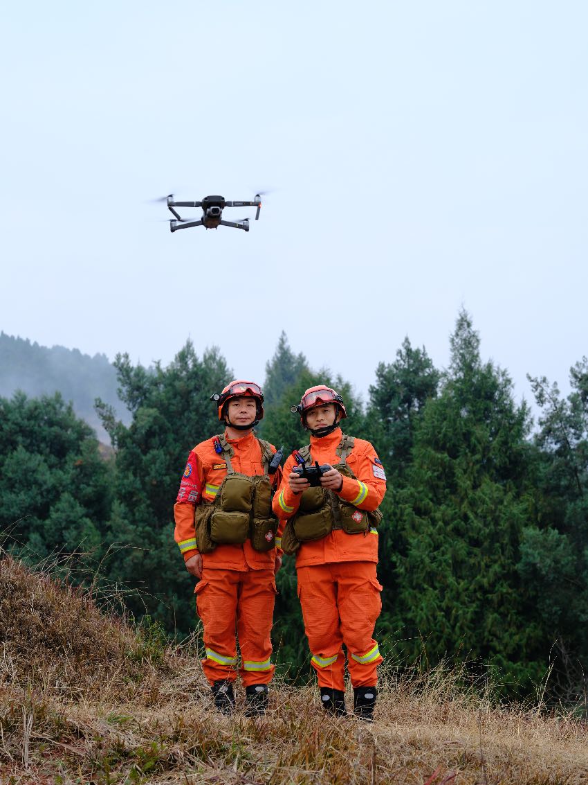 成都市森林消防大隊一中隊消防員正在利用無人機巡護金堂林區。程雪力攝