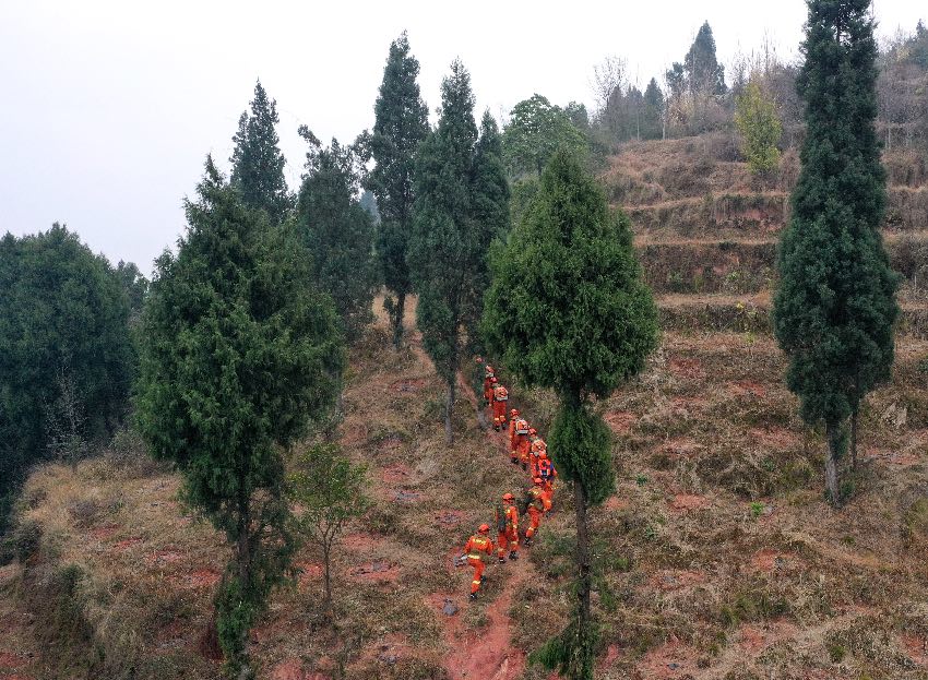 消防員正在金堂林區巡護。 程雪力攝