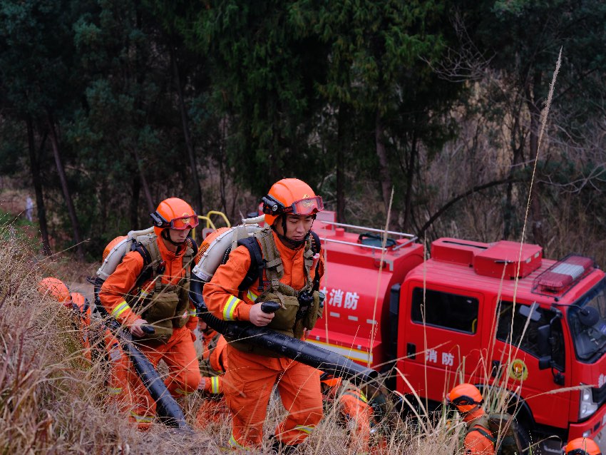 消防員正在金堂林區巡護。程雪力攝