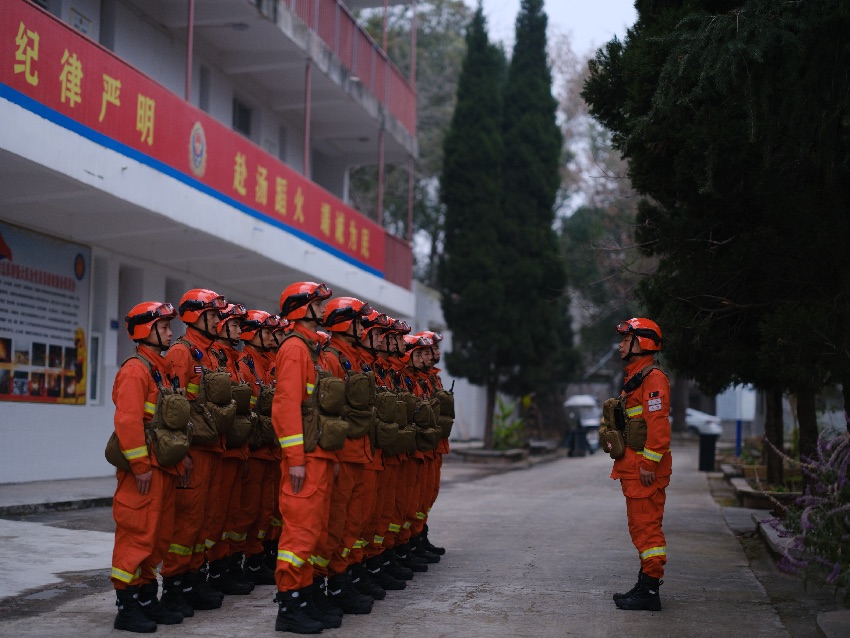 消防員正在進行應急演練。程雪力攝