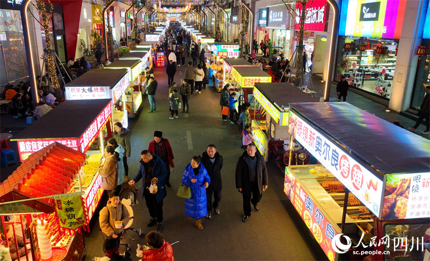 逛攤位。潘建勇攝