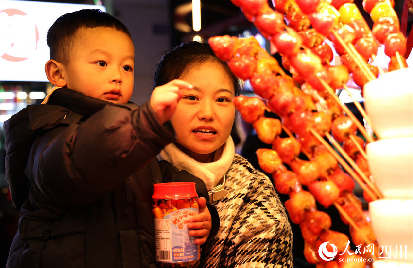 購買糖葫蘆。潘建勇攝