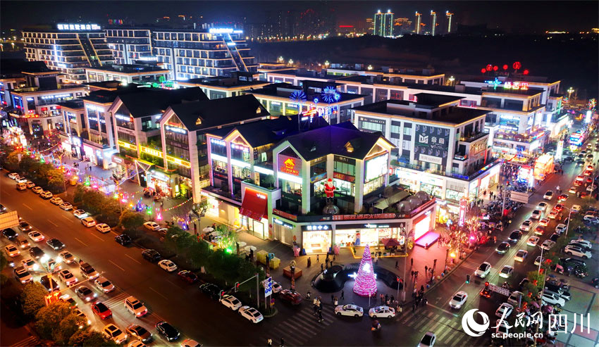 商業街流光溢彩。潘建勇攝