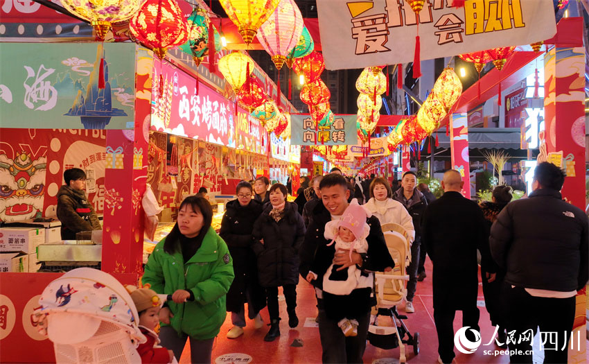 夜市燈如晝。潘建勇攝