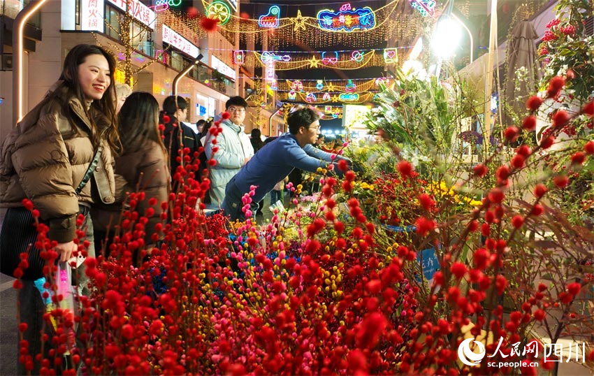 市民購買鮮花。潘建勇攝