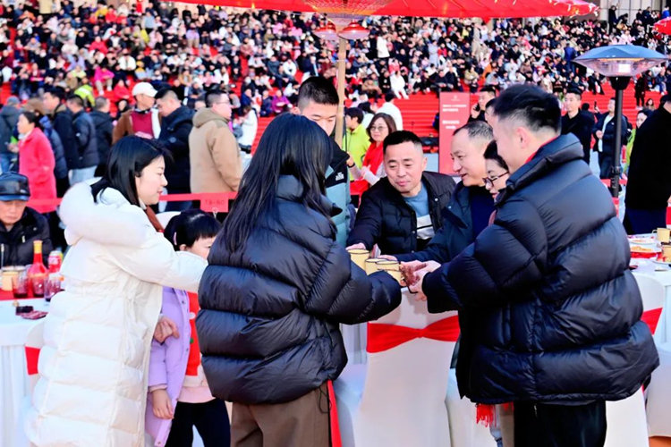 和親朋好友干杯。天府新區融媒體中心供圖