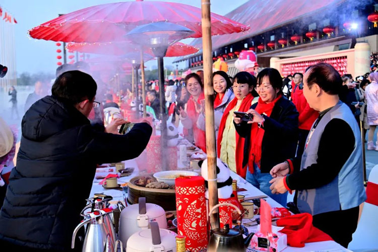 開席前，先對美食拍個照。天府新區融媒體中心供圖